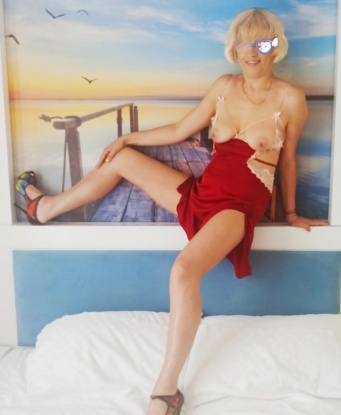 🌟 Мое прекрасное тело готово доставить тебе неповторимое удовольствие 💋. Я профессионально владею различными техниками массажа и могу подарить тебе полное расслабление. Я открыта для экспериментов и готова испытать новые ощущения с тобой. Мои отзывы откроют тебе мир удовольствия, который ты еще не испытывал. 🌹Фото в моем альбоме подтверждают мою красоту и сексуальность. Живу в Москве и готова порадовать тебя своими услугами. 🌇 Не упускай возможность познать наслаждение со мной. 💫 Людмила